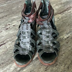 EUC Freebird Penny teal  with light blue croco,Size 9. Fits like 8,5